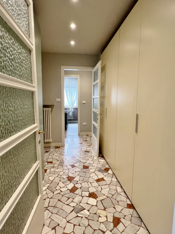 VICENZA, IN POSIZIONE ADIACENTE AL CENTRO STORICO: AFFITTASI SPAZIOSO ED ELEGANTE BICAMERE BISERV...