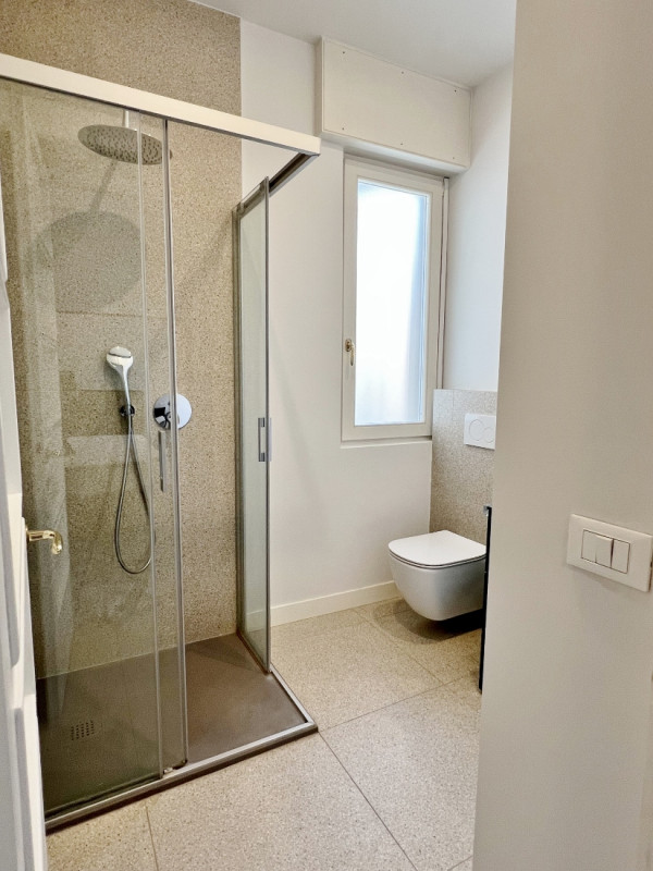 VICENZA, IN POSIZIONE ADIACENTE AL CENTRO STORICO: AFFITTASI SPAZIOSO ED ELEGANTE BICAMERE BISERV...