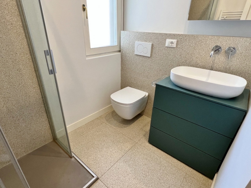 VICENZA, IN POSIZIONE ADIACENTE AL CENTRO STORICO: AFFITTASI SPAZIOSO ED ELEGANTE BICAMERE BISERV...