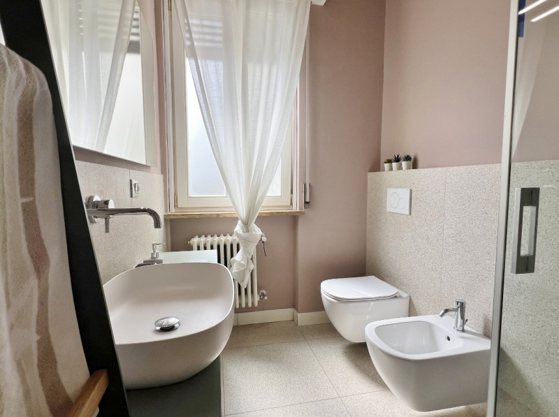 VICENZA, IN POSIZIONE ADIACENTE AL CENTRO STORICO: AFFITTASI SPAZIOSO ED ELEGANTE BICAMERE BISERV...