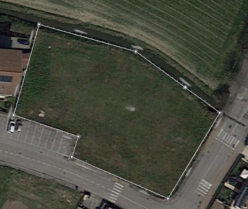 Proponiamo un interessante lotto di terreno edificabile residenziale di circa 2.500 mq, situato n...