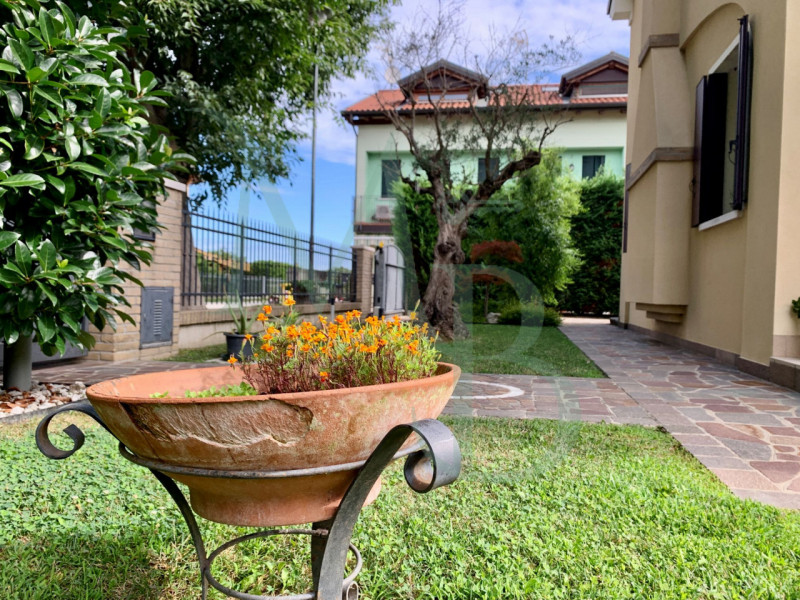 VIGONZA (PD): Immobiliare MB è lieta di presentare, in esclusiva, nella zona residenziale di Vigo...