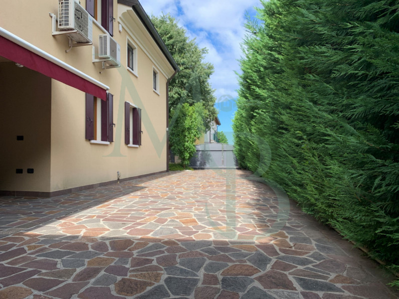VIGONZA (PD): Immobiliare MB è lieta di presentare, in esclusiva, nella zona residenziale di Vigo...