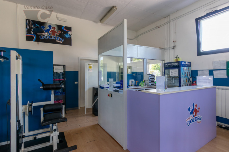 Proponiamo in vendita ampio capannone di 350 mq lordi con altezza di 3,85 mt posto in zona centra...