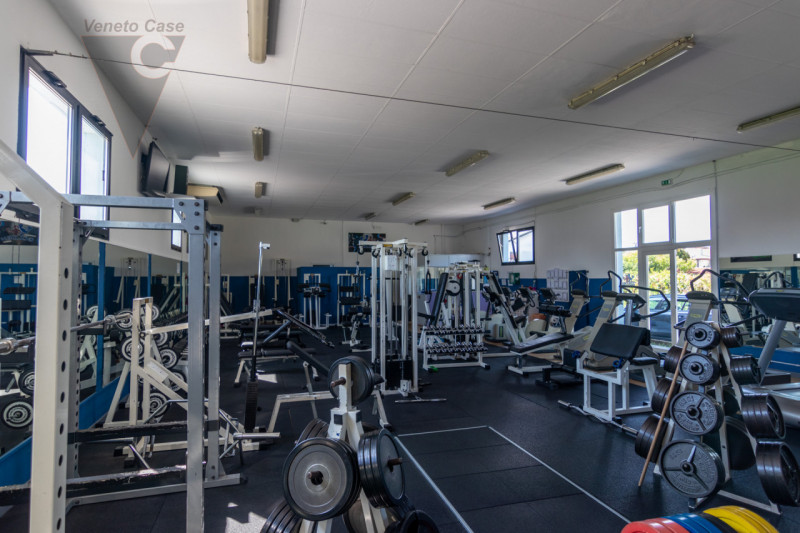 Proponiamo in vendita ampio capannone di 350 mq lordi con altezza di 3,85 mt posto in zona centra...