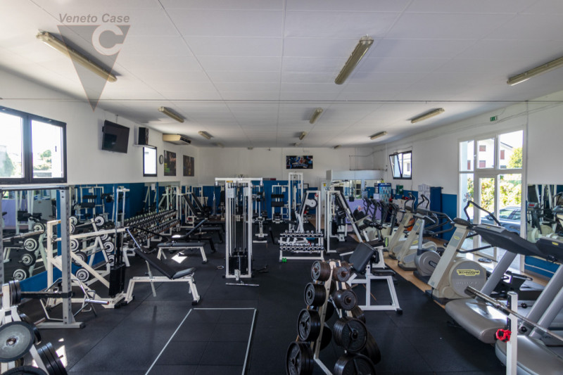 Proponiamo in vendita ampio capannone di 350 mq lordi con altezza di 3,85 mt posto in zona centra...