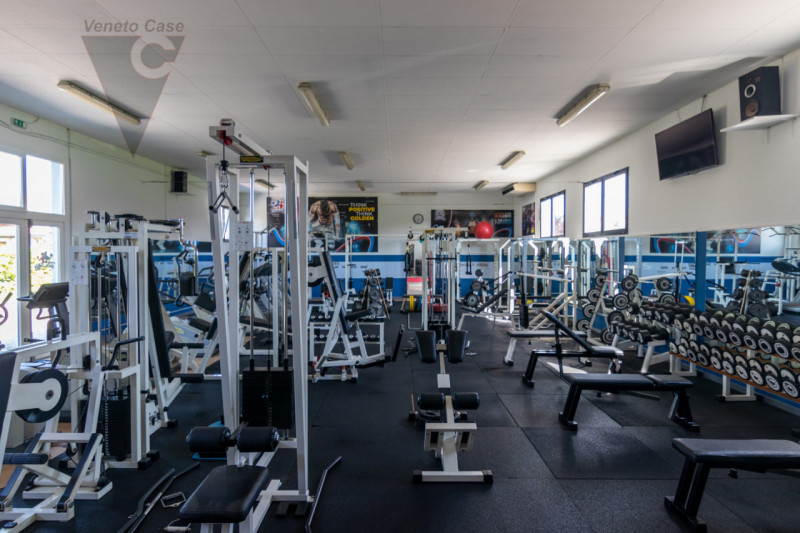 Proponiamo in vendita ampio capannone di 350 mq lordi con altezza di 3,85 mt posto in zona centra...