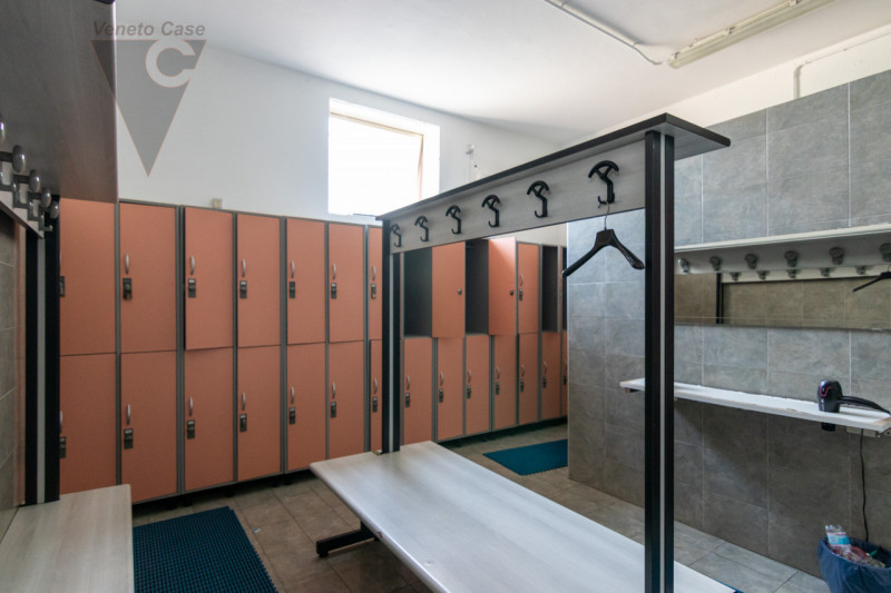 Proponiamo in vendita ampio capannone di 350 mq lordi con altezza di 3,85 mt posto in zona centra...