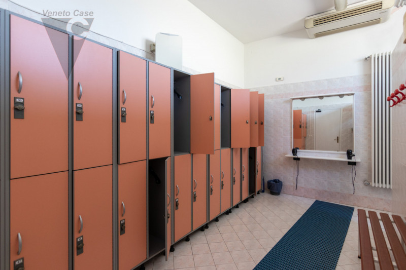 Proponiamo in vendita ampio capannone di 350 mq lordi con altezza di 3,85 mt posto in zona centra...