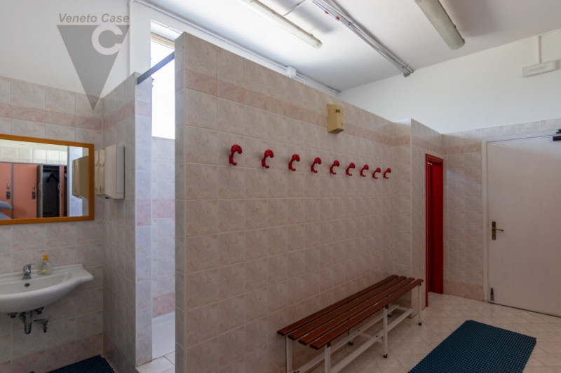 Proponiamo in vendita ampio capannone di 350 mq lordi con altezza di 3,85 mt posto in zona centra...