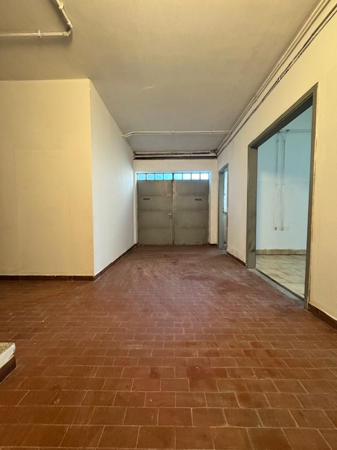 PADOVA-Pontevigodarzere-: laboratorio luminoso offre una superficie totale di 115 mq, con un'alte...