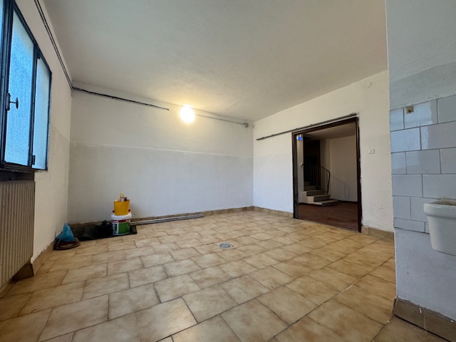 PADOVA-Pontevigodarzere-: laboratorio luminoso offre una superficie totale di 115 mq, con un'alte...