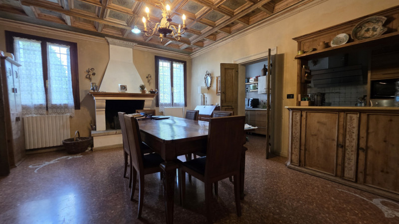Proponiamo in vendita a Saletto di Borgo veneto un'affascinante villa dallo stile senza tempo, ca...