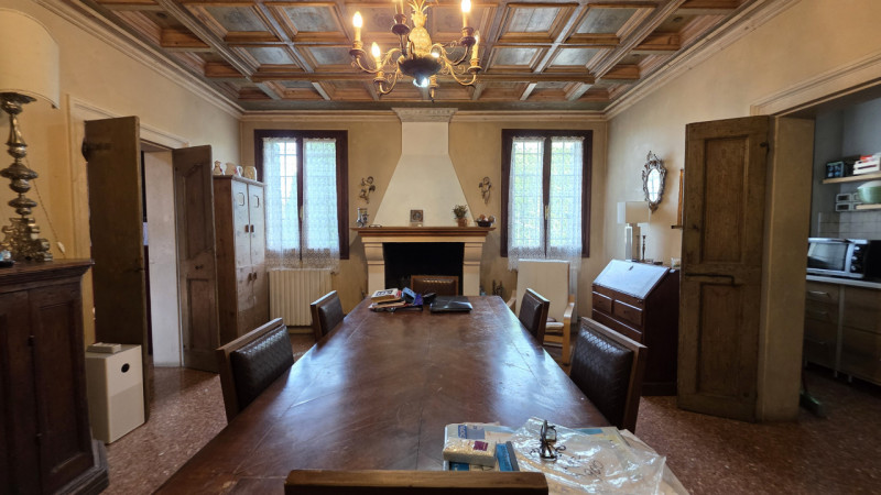 Proponiamo in vendita a Saletto di Borgo veneto un'affascinante villa dallo stile senza tempo, ca...