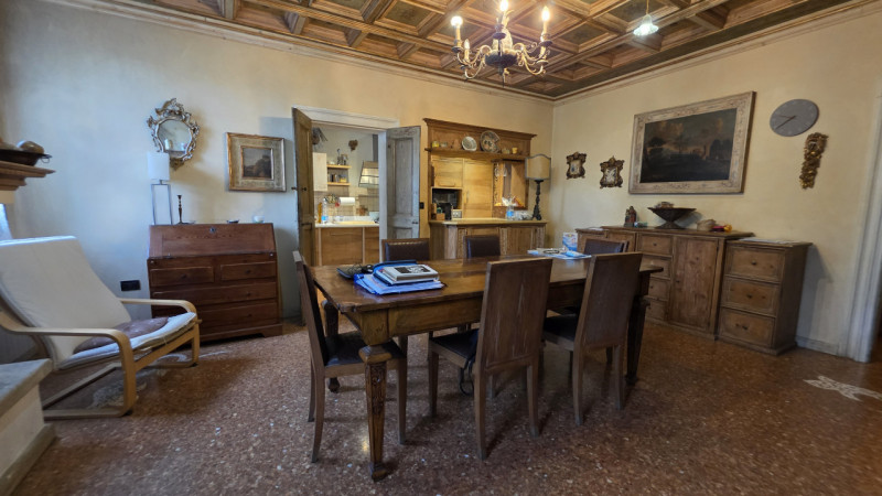 Proponiamo in vendita a Saletto di Borgo veneto un'affascinante villa dallo stile senza tempo, ca...