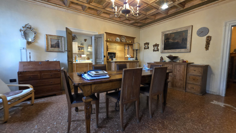 Proponiamo in vendita a Saletto di Borgo veneto un'affascinante villa dallo stile senza tempo, ca...