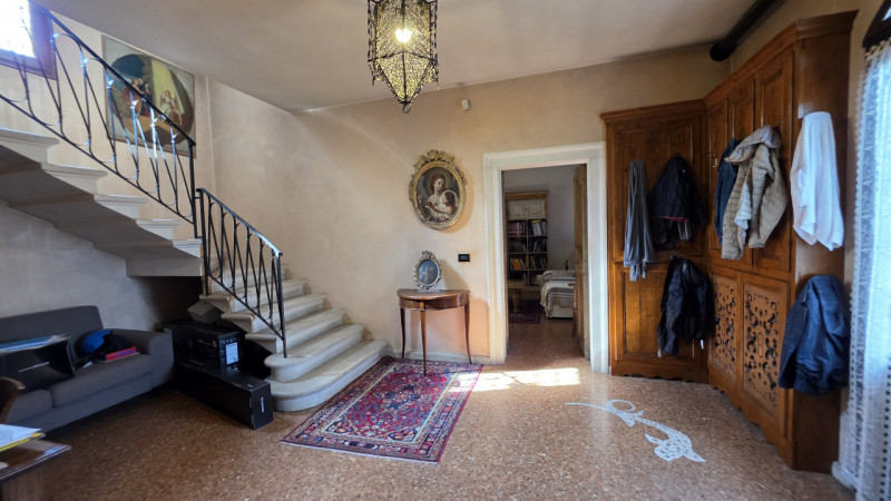 Proponiamo in vendita a Saletto di Borgo veneto un'affascinante villa dallo stile senza tempo, ca...