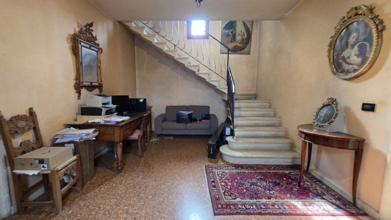 Proponiamo in vendita a Saletto di Borgo veneto un'affascinante villa dallo stile senza tempo, ca...