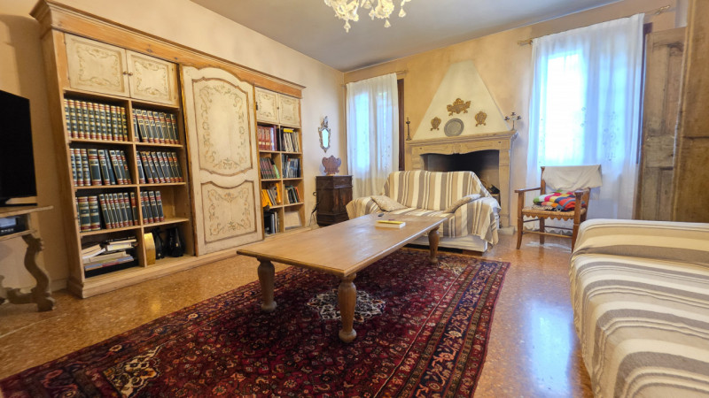 Proponiamo in vendita a Saletto di Borgo veneto un'affascinante villa dallo stile senza tempo, ca...