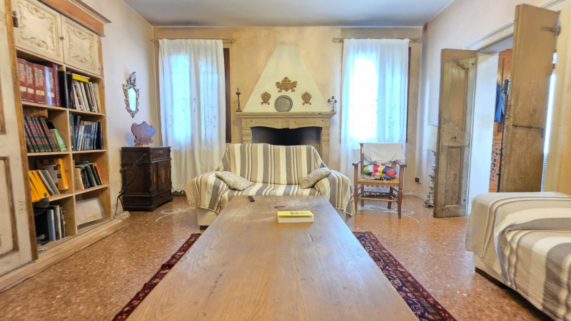 Proponiamo in vendita a Saletto di Borgo veneto un'affascinante villa dallo stile senza tempo, ca...