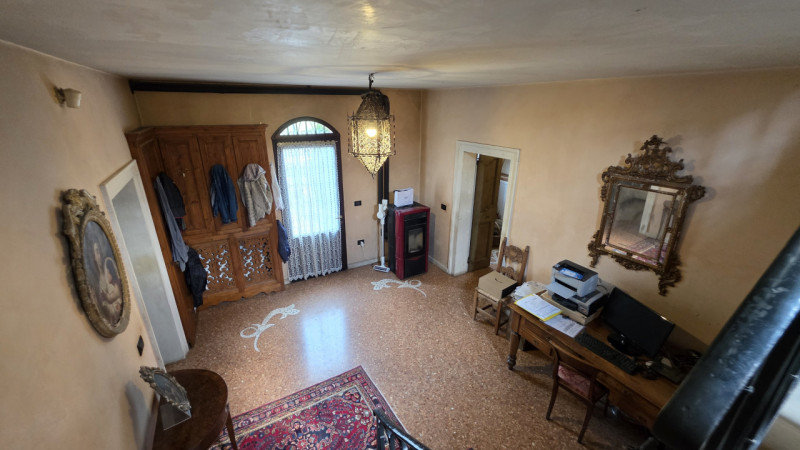 Proponiamo in vendita a Saletto di Borgo veneto un'affascinante villa dallo stile senza tempo, ca...
