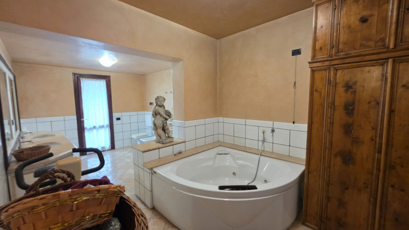 Proponiamo in vendita a Saletto di Borgo veneto un'affascinante villa dallo stile senza tempo, ca...