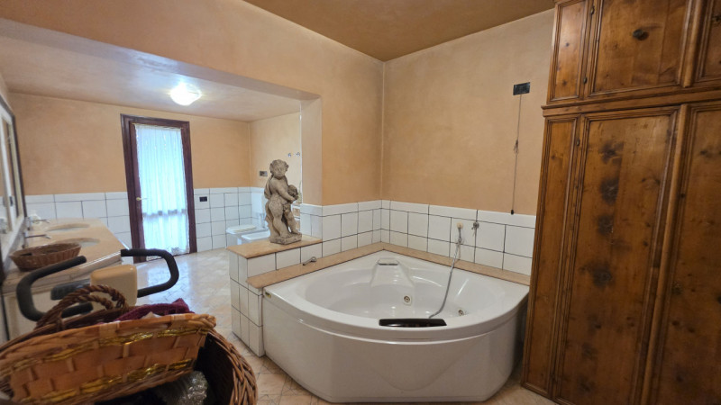 Proponiamo in vendita a Saletto di Borgo veneto un'affascinante villa dallo stile senza tempo, ca...