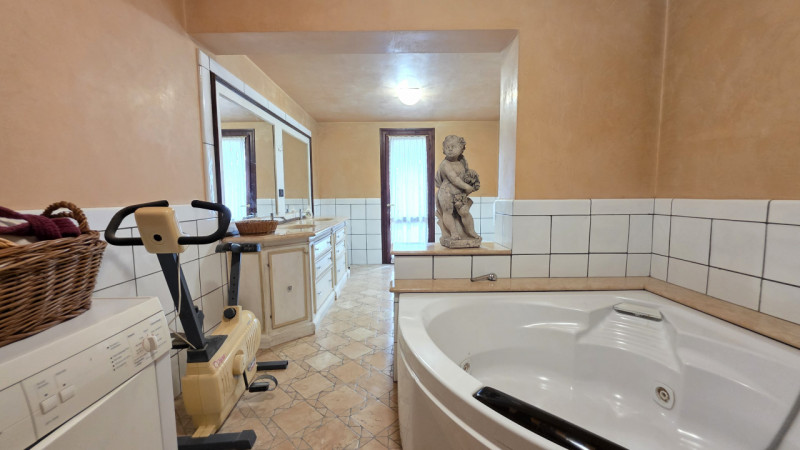 Proponiamo in vendita a Saletto di Borgo veneto un'affascinante villa dallo stile senza tempo, ca...