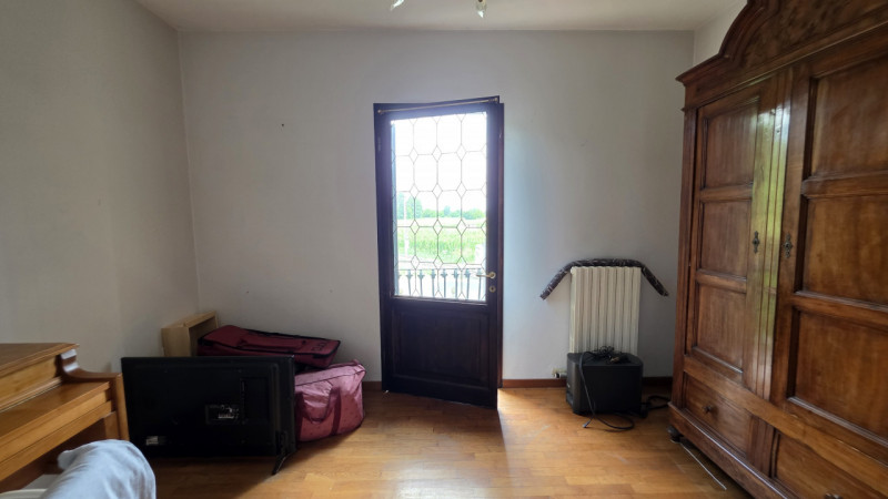 Proponiamo in vendita a Saletto di Borgo veneto un'affascinante villa dallo stile senza tempo, ca...