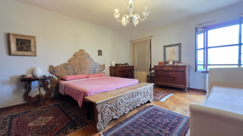 Proponiamo in vendita a Saletto di Borgo veneto un'affascinante villa dallo stile senza tempo, ca...