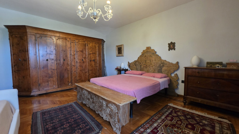 Proponiamo in vendita a Saletto di Borgo veneto un'affascinante villa dallo stile senza tempo, ca...