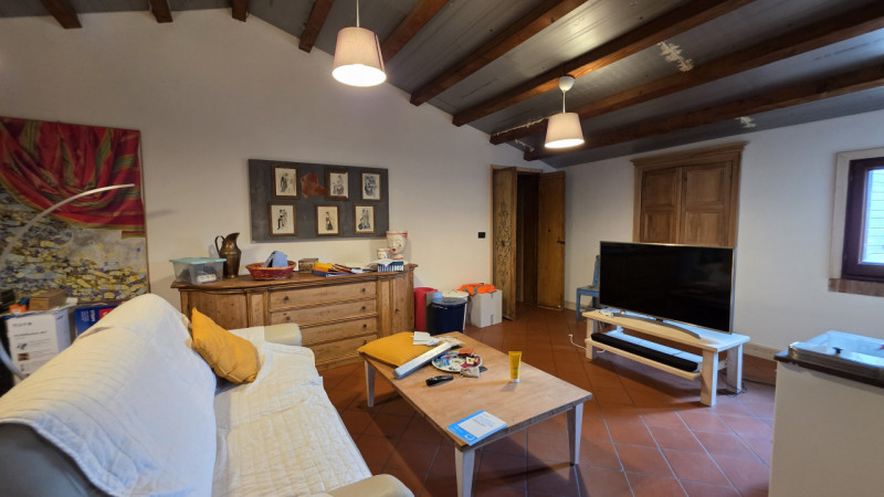 Proponiamo in vendita a Saletto di Borgo veneto un'affascinante villa dallo stile senza tempo, ca...