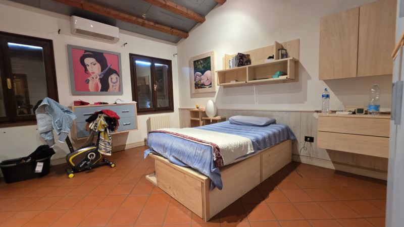 Proponiamo in vendita a Saletto di Borgo veneto un'affascinante villa dallo stile senza tempo, ca...