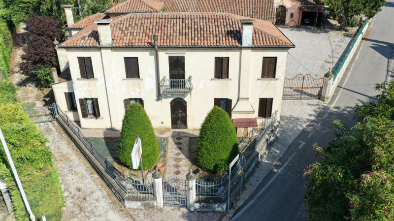 Proponiamo in vendita a Saletto di Borgo veneto un'affascinante villa dallo stile senza tempo, ca...