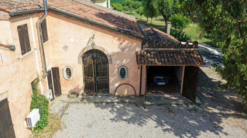 Proponiamo in vendita a Saletto di Borgo veneto un'affascinante villa dallo stile senza tempo, ca...