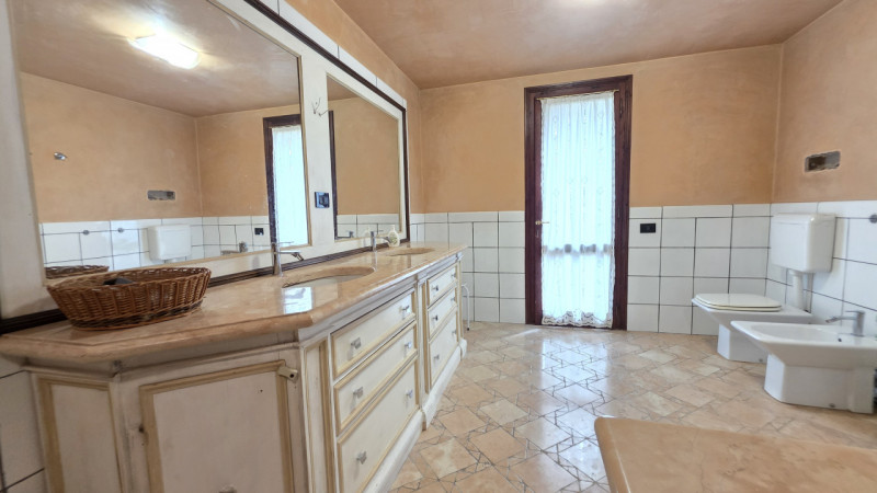 Proponiamo in vendita a Saletto di Borgo veneto un'affascinante villa dallo stile senza tempo, ca...