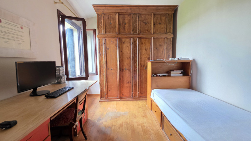 Proponiamo in vendita a Saletto di Borgo veneto un'affascinante villa dallo stile senza tempo, ca...