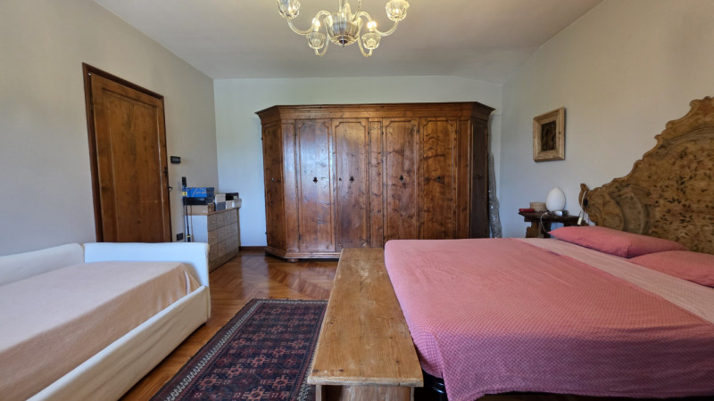 Proponiamo in vendita a Saletto di Borgo veneto un'affascinante villa dallo stile senza tempo, ca...