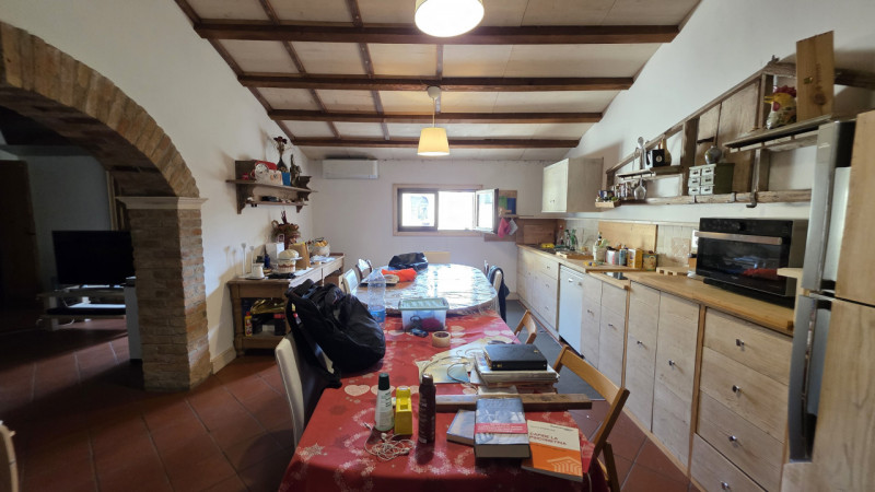 Proponiamo in vendita a Saletto di Borgo veneto un'affascinante villa dallo stile senza tempo, ca...