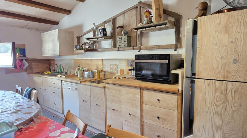 Proponiamo in vendita a Saletto di Borgo veneto un'affascinante villa dallo stile senza tempo, ca...