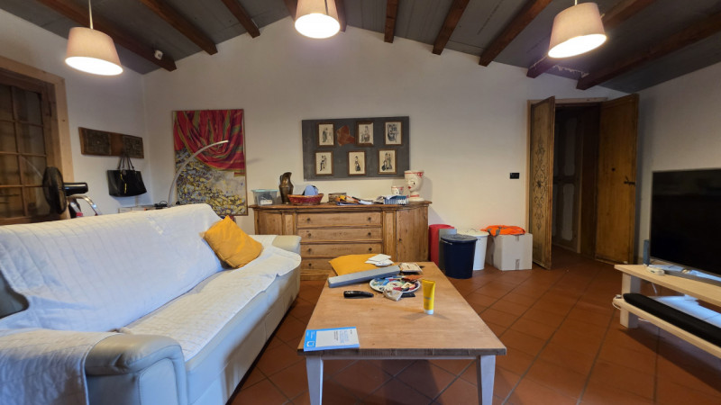 Proponiamo in vendita a Saletto di Borgo veneto un'affascinante villa dallo stile senza tempo, ca...