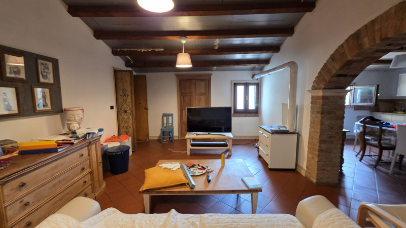 Proponiamo in vendita a Saletto di Borgo veneto un'affascinante villa dallo stile senza tempo, ca...