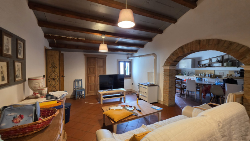 Proponiamo in vendita a Saletto di Borgo veneto un'affascinante villa dallo stile senza tempo, ca...