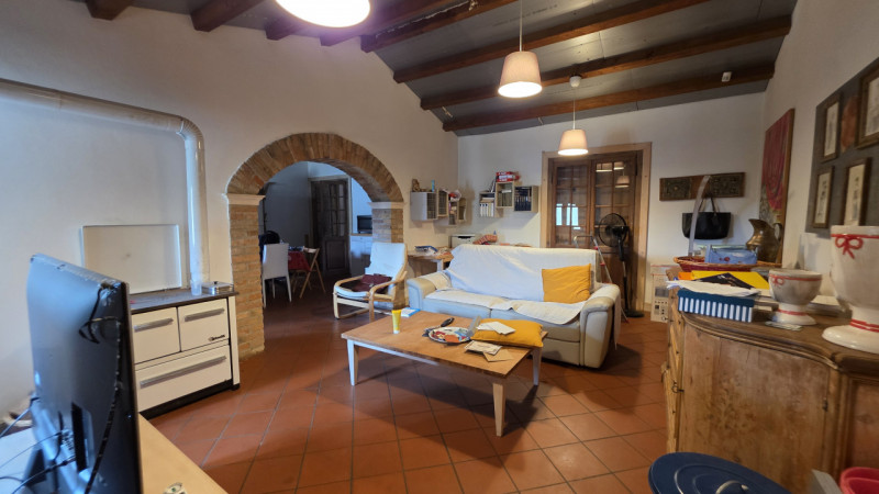 Proponiamo in vendita a Saletto di Borgo veneto un'affascinante villa dallo stile senza tempo, ca...