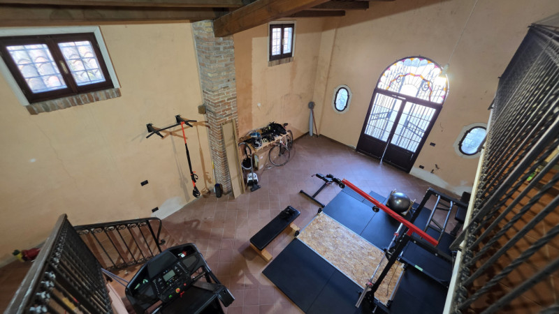 Proponiamo in vendita a Saletto di Borgo veneto un'affascinante villa dallo stile senza tempo, ca...