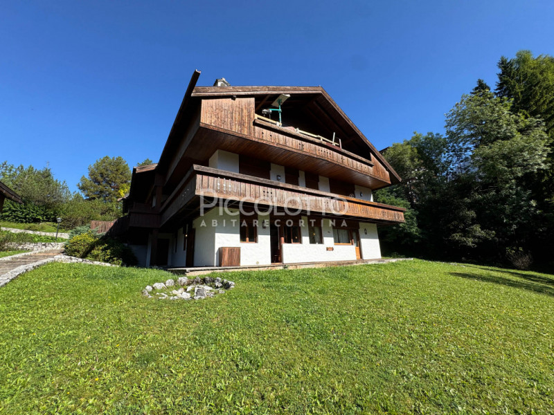 Rif. A5329 - Cortina d'Ampezzo - Località Incantevole - immerso nel verde a solo 10 minuti dal ce...