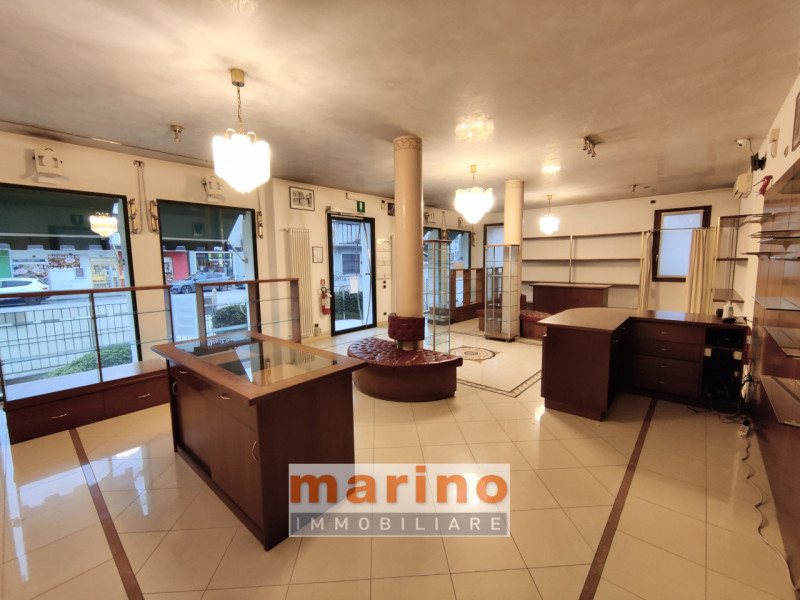 PADOVA PIAZZALE STANGA
Affittasi negozio con grande visibilità affacciato sulla rotatoria di Piaz...