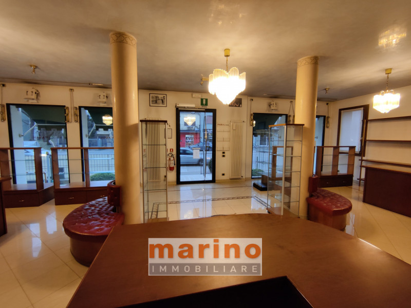 PADOVA PIAZZALE STANGA
Affittasi negozio con grande visibilità affacciato sulla rotatoria di Piaz...