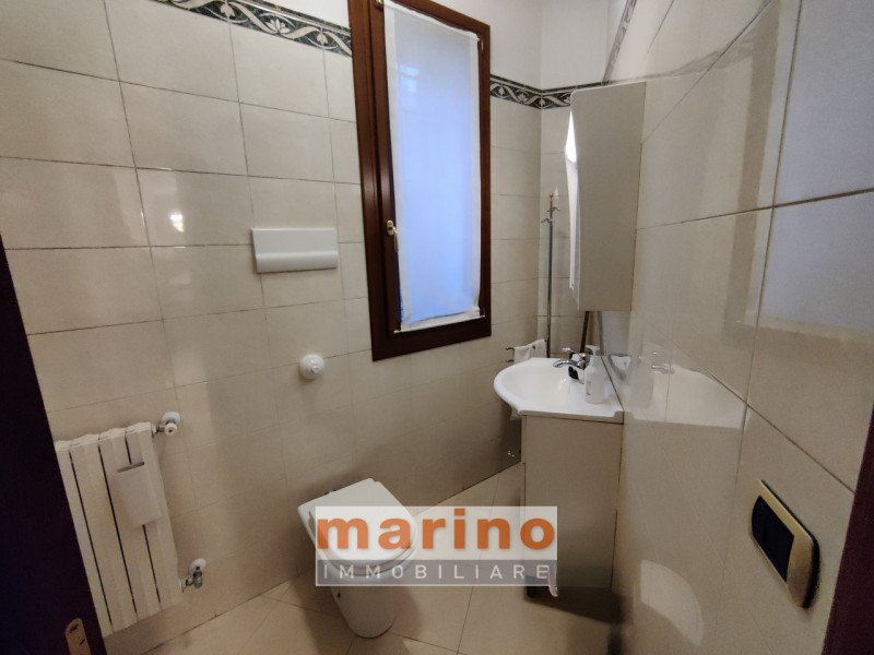 PADOVA PIAZZALE STANGA
Affittasi negozio con grande visibilità affacciato sulla rotatoria di Piaz...