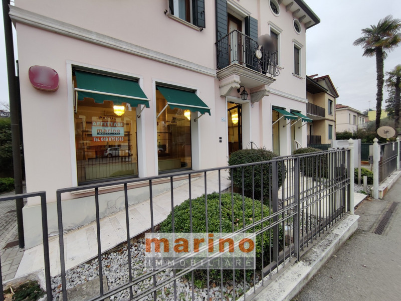 PADOVA PIAZZALE STANGA
Affittasi negozio con grande visibilità affacciato sulla rotatoria di Piaz...